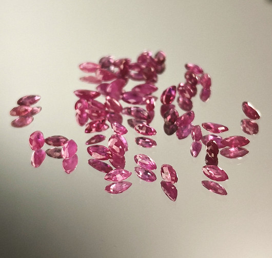 Ruby  lot ( 3.9-3.1 x 2.2-1.5 mm \ 0,08 ct ) marquise