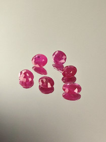 Rubiini erä ( 6 x 5-4 x 2 mm \ 0,60 ct ) ovaali