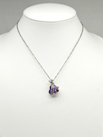 Vintage riipus korukivillä ja ketjulla