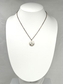 Vintage hopeinen riipus ketjulla