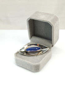 Vintage hopeinen rintakoru korukivellä