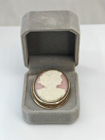 Vintage hopeinen camée rintakoru