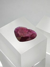 Rubiini 21 x 17 mm / 13,4 ct sydän todistuksella