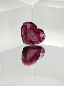 Rubiini 21 x 17 mm / 13,4 ct sydän todistuksella