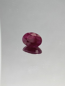 Rubiini 8 x 6 mm / 1,5 ct ovaali todistuksella