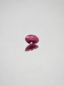 Rubiini 8 x 6 mm / 1,5 ct ovaali todistuksella