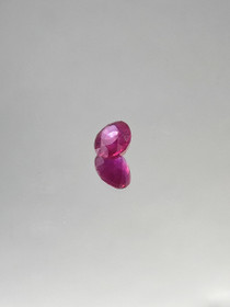 Rubiini 9 x 7 mm / 3,1 ct ovaali todistuksella