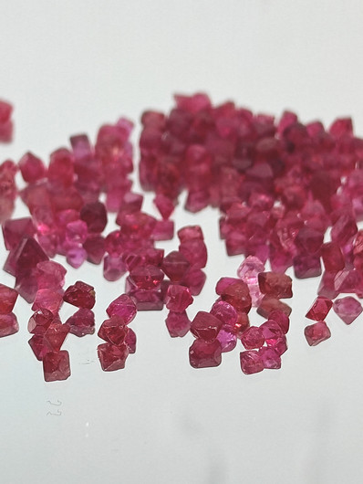 rough stones 1ct Spinel lot ( 4 - 1 mm  ) ruby red from Burma