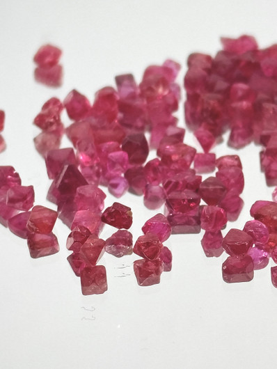 rough stones 1ct Spinel lot ( 4 - 1 mm  ) ruby red from Burma