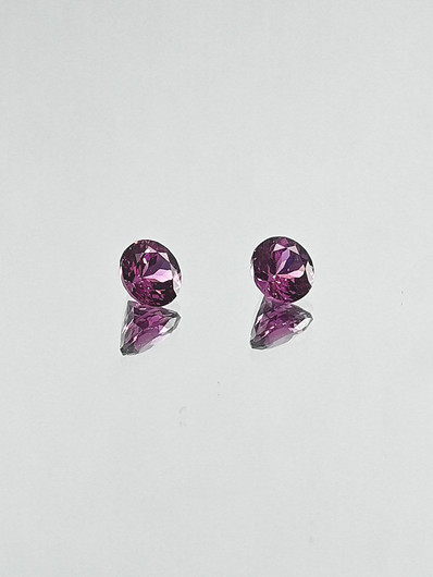 Rodolite Garnet pair 5 x 3 mm / 2 x 0,6 ct round