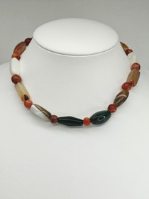 Vintage kaulakoru kivillä