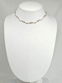 Vintage hopeinen kaulakoru korukivillä