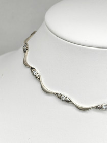 Vintage hopeinen kaulakoru korukivillä