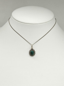 Vintage hopeinen riipus korukivellä ja ketjulla