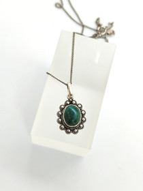 Vintage hopeinen riipus korukivellä ja ketjulla