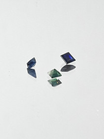 Luonnon safiiri erä ( 2 x 2 x 1 mm \ 0,13 ct ) neliö