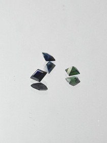 Luonnon safiiri erä ( 2 x 2 x 1 mm \ 0,13 ct ) neliö