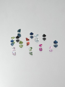 Luonnon safiiri erä ( 1.9 - 1.5 mm \ 0,02 ct ) pyöreä