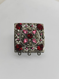 Vintage rintakoru kivillä