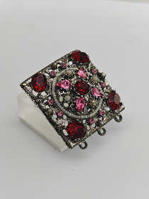 Vintage rintakoru kivillä