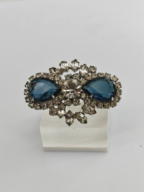 Vintage rintakoru kivillä