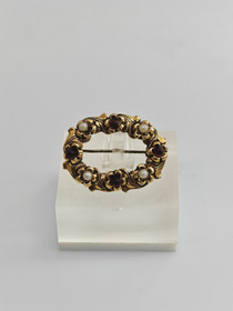 Vintage rintakoru kivillä