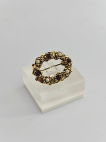 Vintage rintakoru kivillä