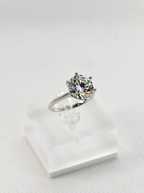Hopeinen sormus 5 ct moissaniitilla