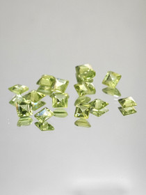 Peridot lot ( 4-3 mm \ 0,3 ct ) princess