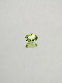 Peridot 0,9 ct oval