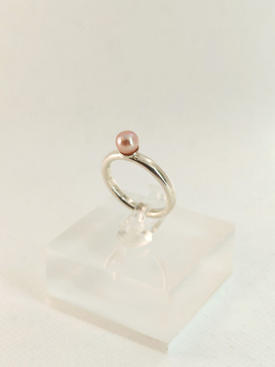 Vintage silver ring with natural pearl