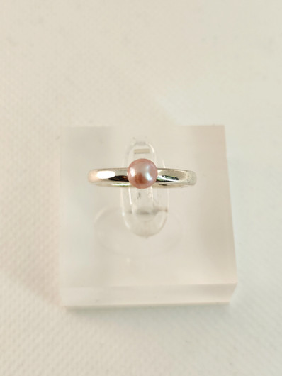 Vintage silver ring with natural pearl