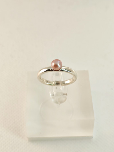 Vintage silver ring with natural pearl