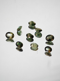 Kornerupiini erä ( 4 x 3 mm \ 0,27 ct ) ovaali