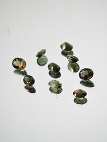 Kornerupiini erä ( 4 x 3 mm \ 0,27 ct ) ovaali