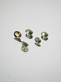 Kornerupiini erä ( 4.2-3.5 x 2 mm \ 0,14 ct ) ovaali