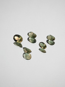 Kornerupiini erä ( 4.2-3.5 x 2 mm \ 0,14 ct ) ovaali
