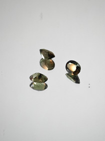 Kornerupiini erä ( 5 x 4-3 mm \ 0,66 ct ) ovaali