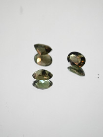 Kornerupiini erä ( 5 x 4-3 mm \ 0,66 ct ) ovaali