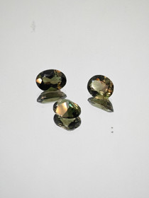 Kornerupiini erä ( 6 x 4 mm \ 0,6 ct ) ovaali