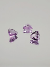 Ametisti erä ( 5 - 4 x 2 mm \ 0,3 ct ) kolmio