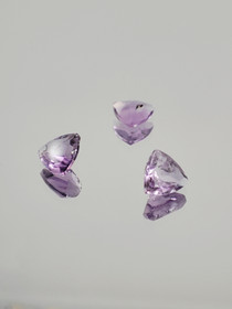 Ametisti erä ( 5 - 4 x 2 mm \ 0,3 ct ) kolmio