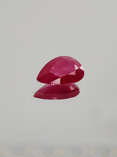 Ruby 0,7 ct pear