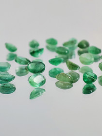 Emerald lot ( 4 - 3 x 3 - 2 x 2 - 1 mm \ 0,1 ct ) oval