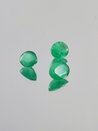 Emerald lot ( 4  x 3 x 2 mm \ 0,2 ct ) oval