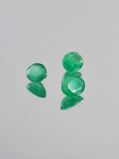 Emerald lot ( 4  x 3 x 2 mm \ 0,2 ct ) oval