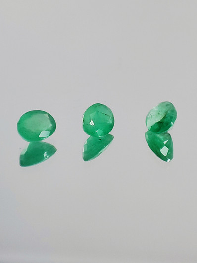 Emerald lot ( 4  x 3 x 2 mm \ 0,2 ct ) oval