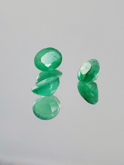 Emerald lot ( 4  x 3 x 2 mm \ 0,2 ct ) oval