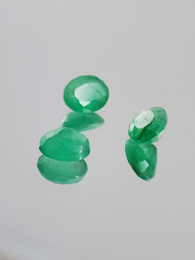 Emerald lot ( 4  x 3 x 2 mm \ 0,2 ct ) oval