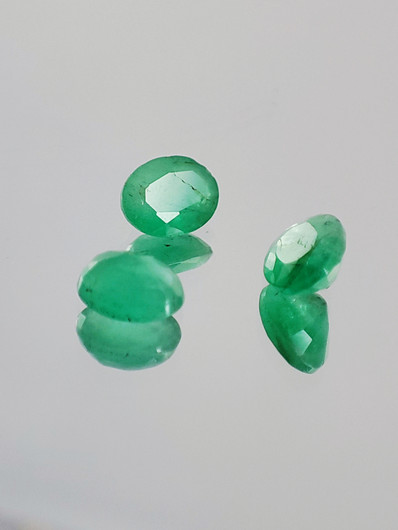 Emerald lot ( 4  x 3 x 2 mm \ 0,2 ct ) oval